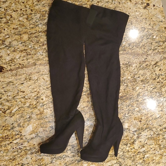 unknown Shoes - Over the Knee Suede Heel Boots